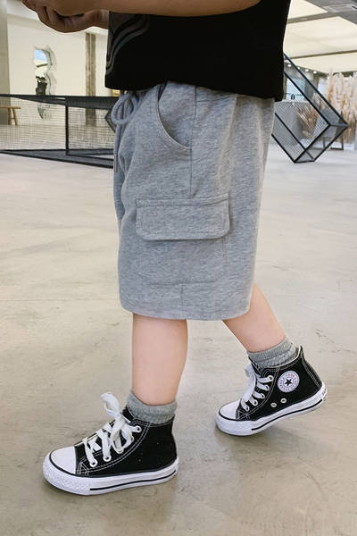 Dječje kratke hlače s džepovima i vezicama