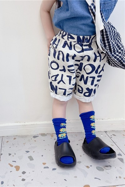 Νέο μοντέλο σορτς για ένα αγόρι με πολύχρωμο μοτίβο