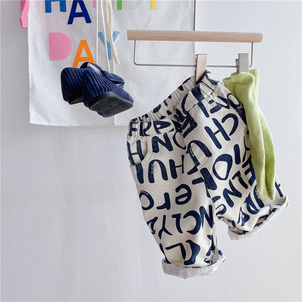 Νέο μοντέλο σορτς για ένα αγόρι με πολύχρωμο μοτίβο