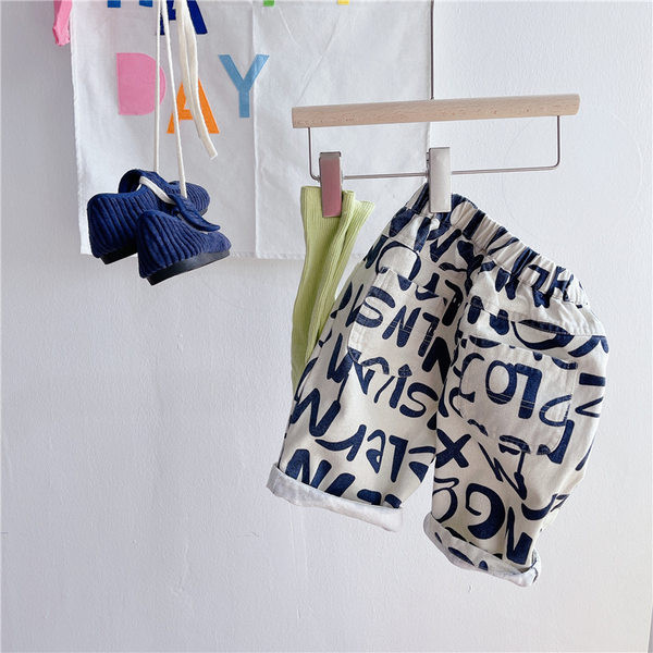 Νέο μοντέλο σορτς για ένα αγόρι με πολύχρωμο μοτίβο