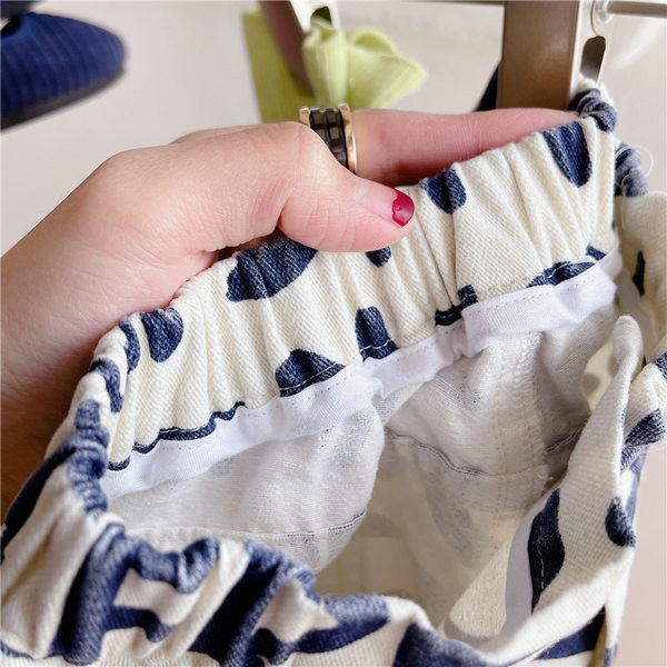 Νέο μοντέλο σορτς για ένα αγόρι με πολύχρωμο μοτίβο