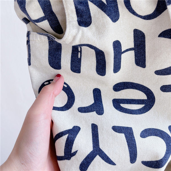 Νέο μοντέλο σορτς για ένα αγόρι με πολύχρωμο μοτίβο