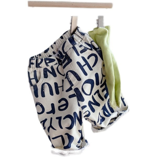 Νέο μοντέλο σορτς για ένα αγόρι με πολύχρωμο μοτίβο