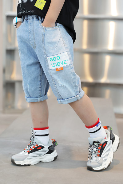 Dječje 3/4 traperice s džepovima i aplikacijom