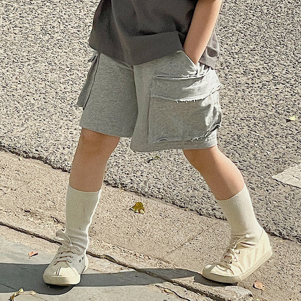 Παιδικό παντελόνι με τσέπες και μήκος 3/4