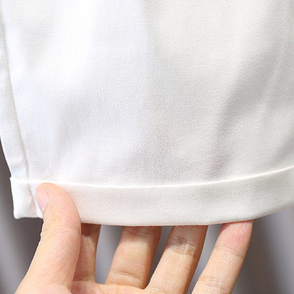 Sieviešu šorti ar elastīgu jostasvietu baltā un melnā krāsā