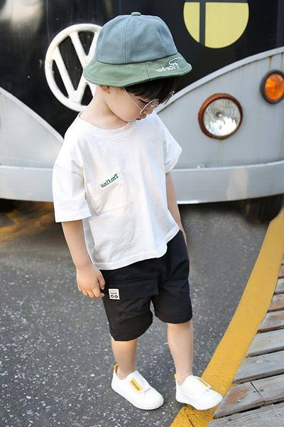 Ikdienas bērnu šorti, kas salocīti uz kājām ar kabatām un aplikāciju