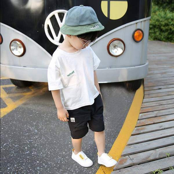 Ikdienas bērnu šorti, kas salocīti uz kājām ar kabatām un aplikāciju