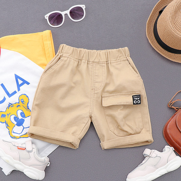 Ikdienas bērnu šorti, kas salocīti uz kājām ar kabatām un aplikāciju