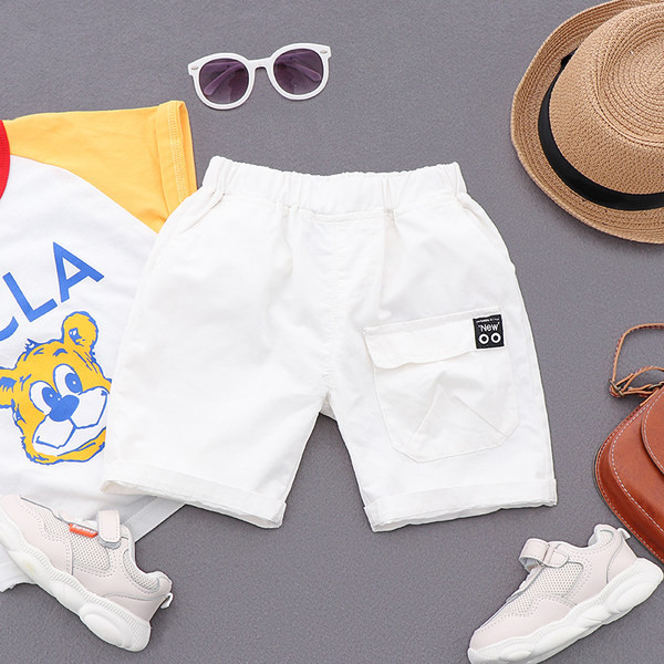 Ikdienas bērnu šorti, kas salocīti uz kājām ar kabatām un aplikāciju