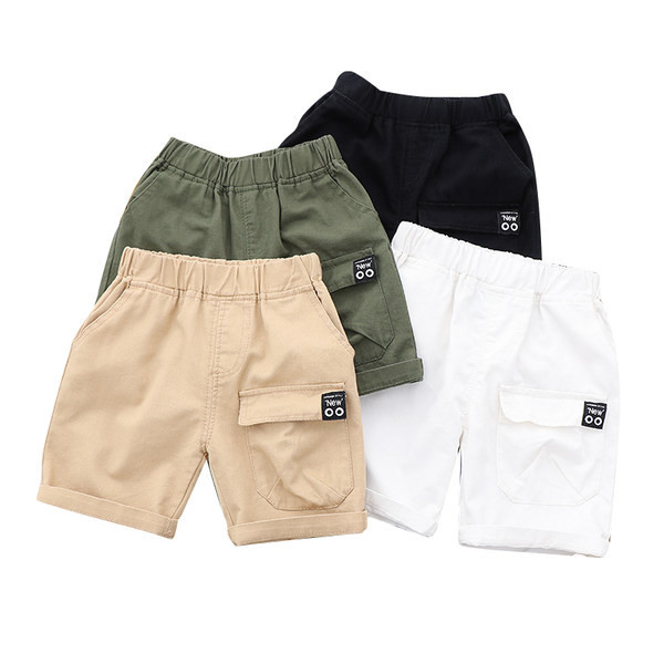 Ikdienas bērnu šorti, kas salocīti uz kājām ar kabatām un aplikāciju
