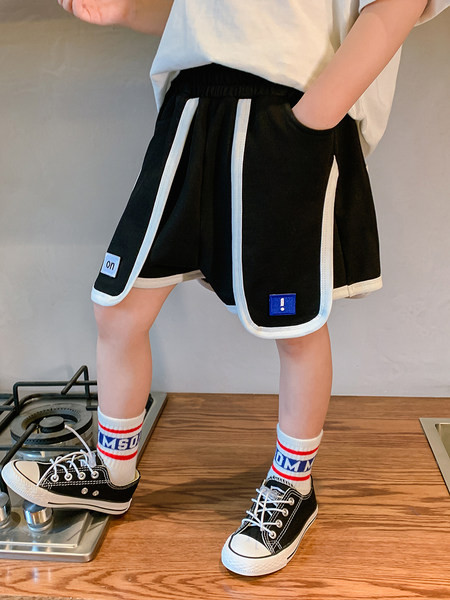 Ευρεία σορτς για ένα αγόρι με ελαστική μέση