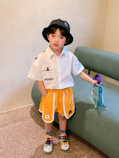 Ευρεία σορτς για ένα αγόρι με ελαστική μέση