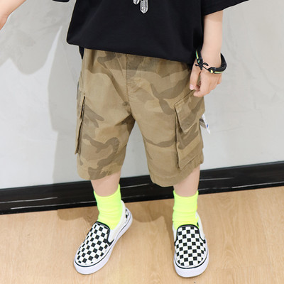 Къси детски панталони с камуфлажен десен в кафяв цвят