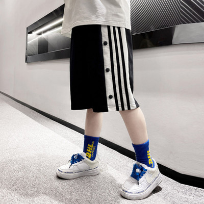 Къси детски панталони с кант подходящи за момчета