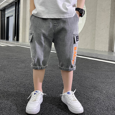 Къси детски панталони с надпис и джобове