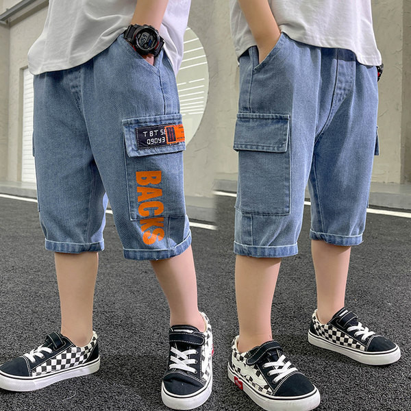 Къси детски панталони с надпис и джобове 