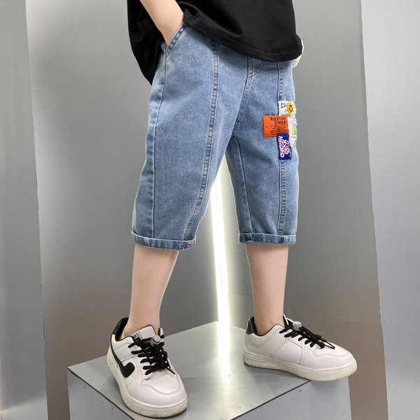 Детски дънкови панталони с емблема и джобове 