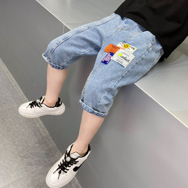 Детски дънкови панталони с емблема и джобове 