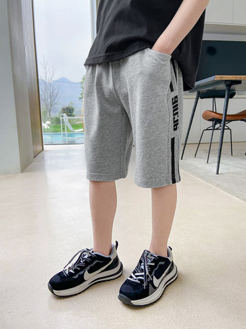 Παιδικό αθλητικό παντελόνι με άκρες και τσέπες για αγόρια