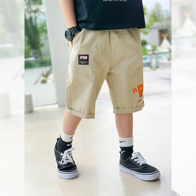 Детски къси панталони с надпис на единия крачол и заден джоб