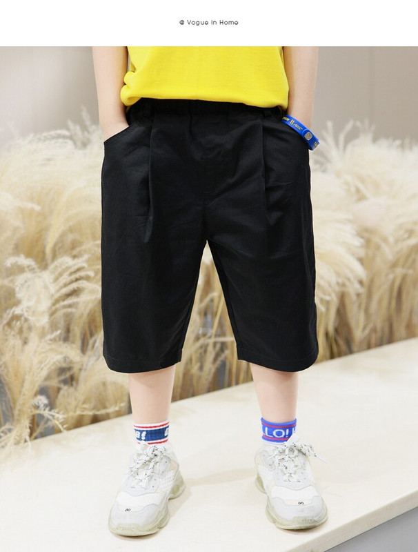 Детски панталони в черен цвят и емблема