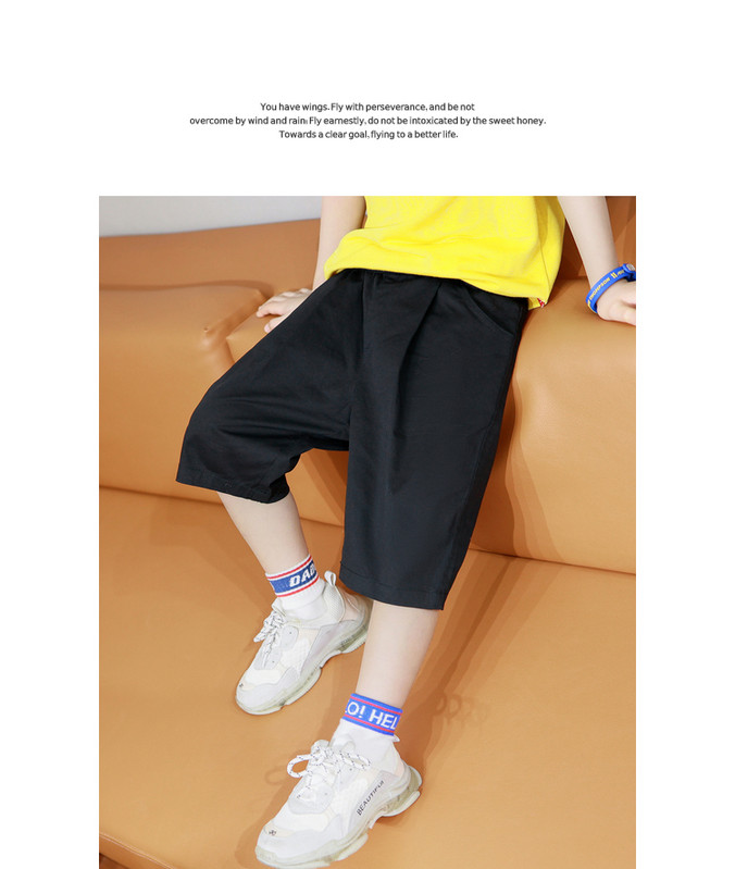 Детски панталони в черен цвят и емблема