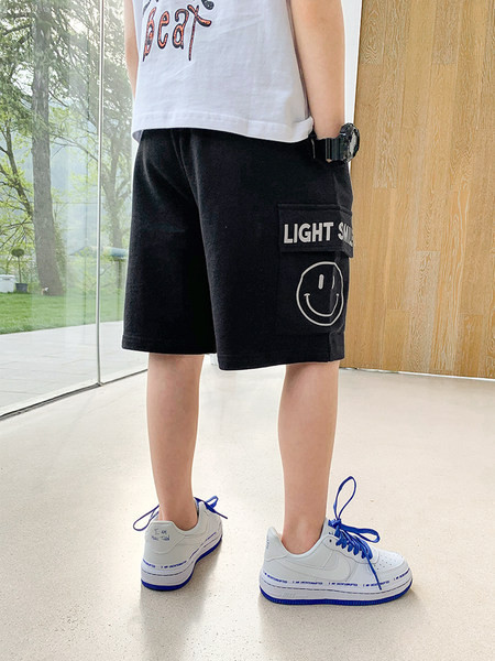 Детски прави къси панталони с апликация за момчета 