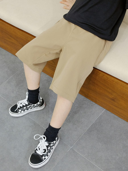 Детски 3/4 панталон с джобове в кафяв цвят