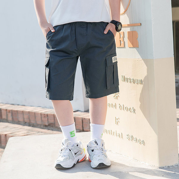 Къси детски панталони с джобове и емблема