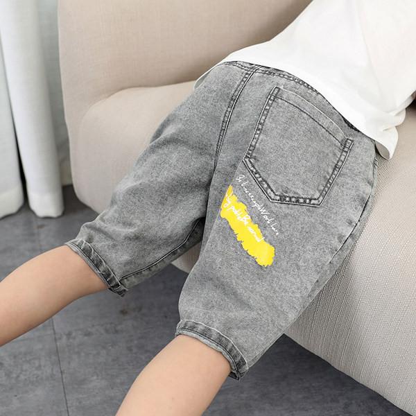 Детски 3/4 панталони с джобове и надписи в сив цвят 