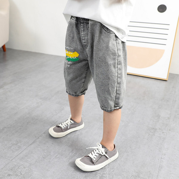 Детски 3/4 панталони с джобове и надписи в сив цвят 