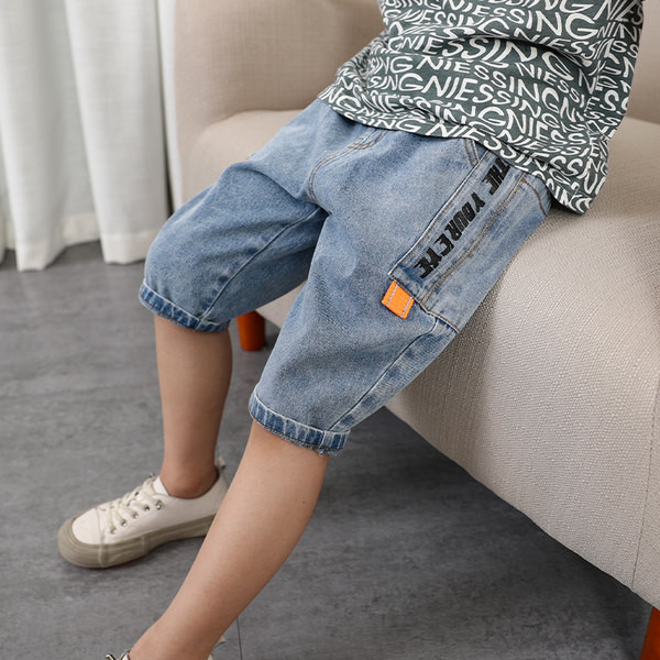 Детски дънкови 3/4 панталони с надписи и джобове 