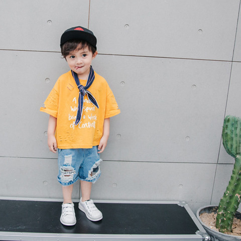 Детски 3/4 дънки с разкъсан елемент за момчета