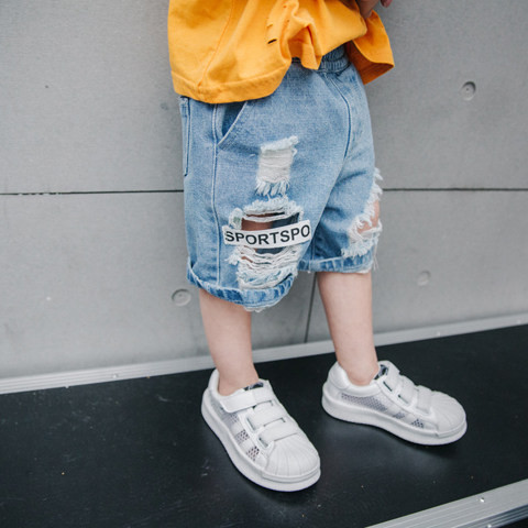 Детски 3/4 дънки с разкъсан елемент за момчета