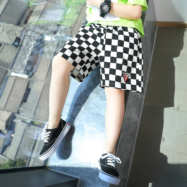 Детски къси карирани  панталони с джобове и емблема на крачола