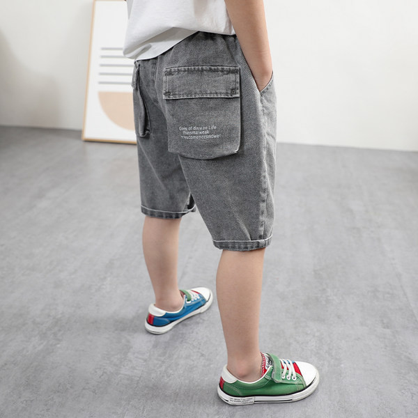 Детски къси дънки с джоб и надпис в сив цвят 