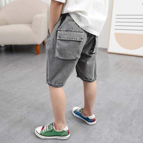 Детски къси дънки с джоб и надпис в сив цвят 
