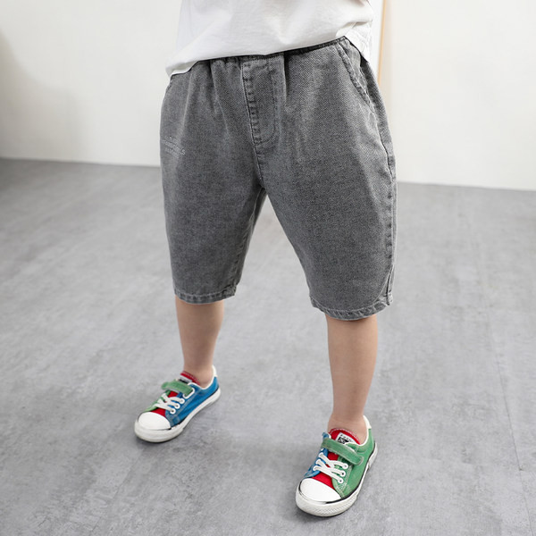 Детски къси дънки с джоб и надпис в сив цвят 