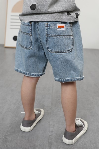 Детски къси дънкови панталони с джобове и емблема 