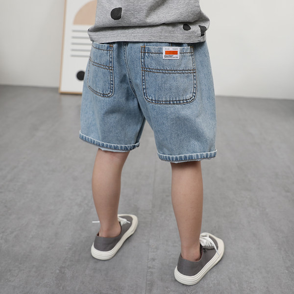 Детски къси дънкови панталони с джобове и емблема 