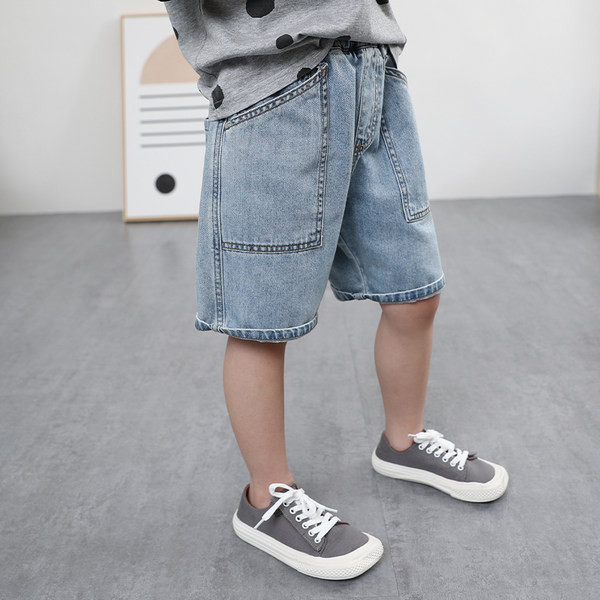 Детски къси дънкови панталони с джобове и емблема 