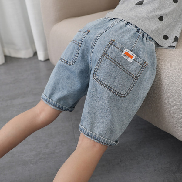 Детски къси дънкови панталони с джобове и емблема 