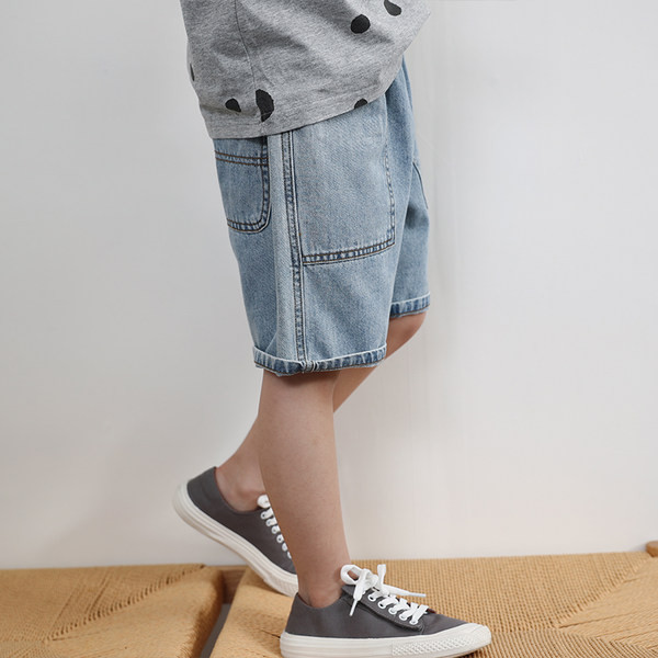 Детски къси дънкови панталони с джобове и емблема 