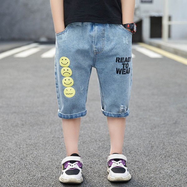 Широки къси дънки за момчета с бродирани надписи