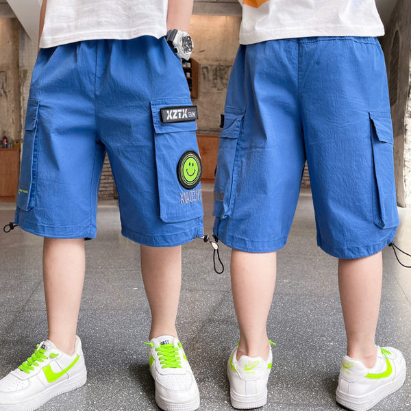 Kolmes värvitoonis taskute ja embleemiga laste lühikesed püksid