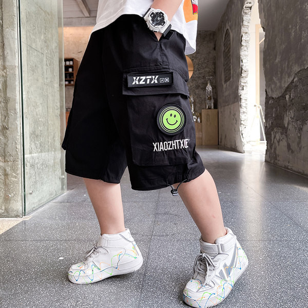 Kolmes värvitoonis taskute ja embleemiga laste lühikesed püksid