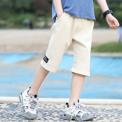 Laste lühikesed püksid poistele, mille ühel jalal kiri