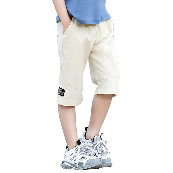 Laste lühikesed püksid poistele, mille ühel jalal kiri