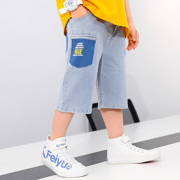 Детски дънкови къси панталони с 3/4 дължина и цветен надпис 